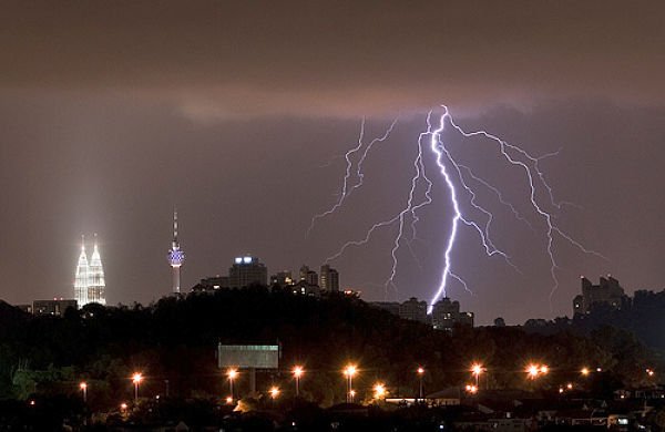 Wetter Kuala Lumpur - Regenzeit Malaysia an Ost- und Westküste Bilder Kuala Lumpur Gewitter